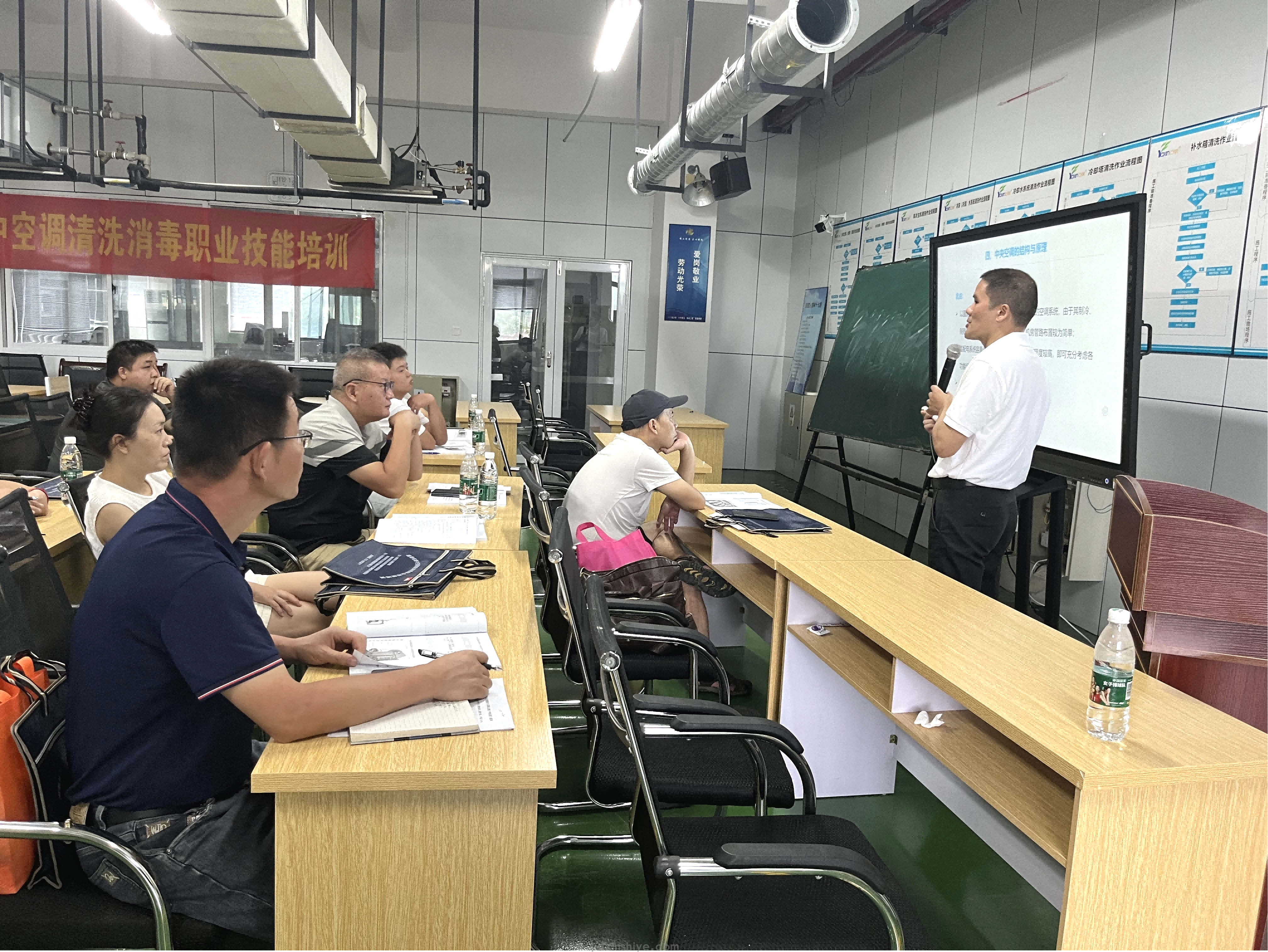 第二十六期湖南省集中空調(diào)清洗消毒職業(yè)技能培訓暨第三期湖南省中央空調(diào)清洗專項職業(yè)能力試點考核圓滿落幕(圖3) 圖片2.png